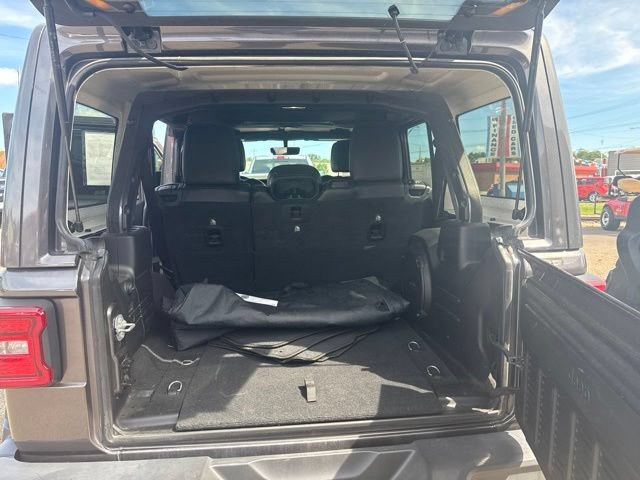 Used 2018 Jeep Wrangler Unlimited Sahara AWD/4WD image 11