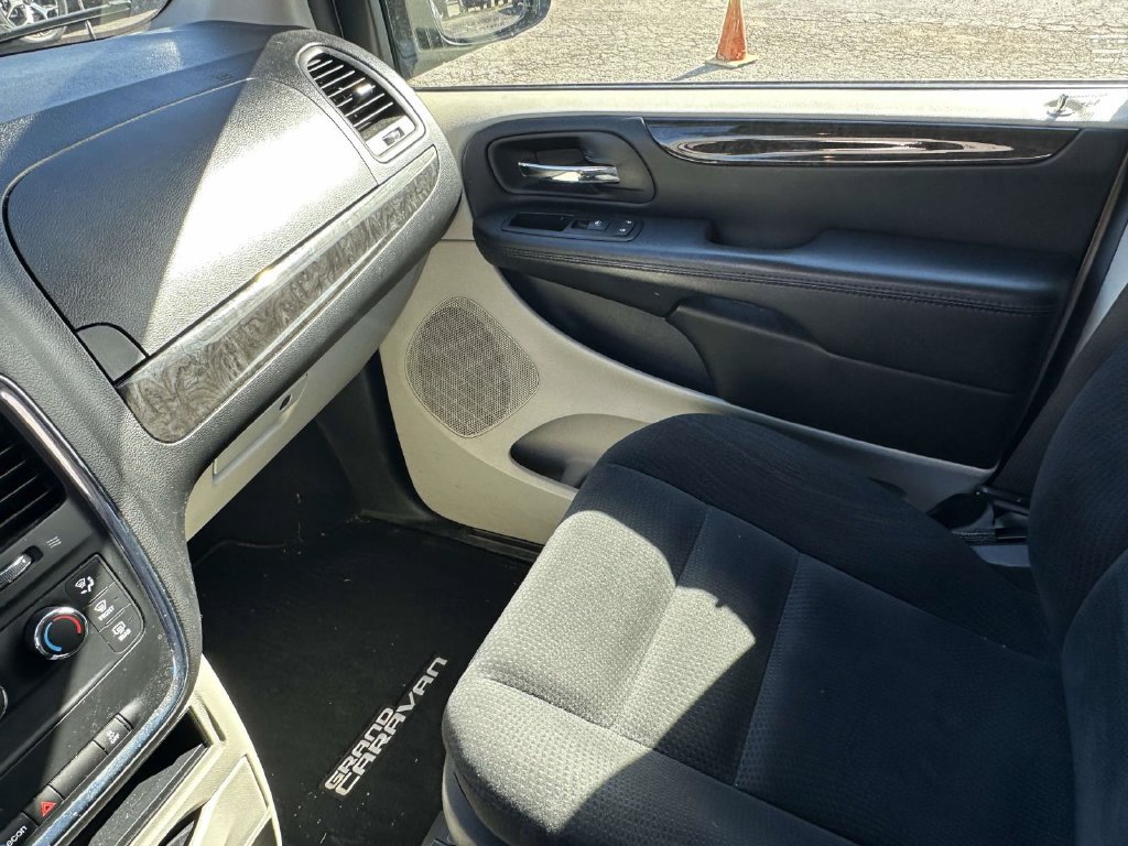 Used 2015 Dodge Grand Caravan American Value Package FWD image 29