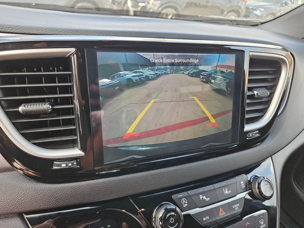 Used 2025 Chrysler Pacifica Select image 22