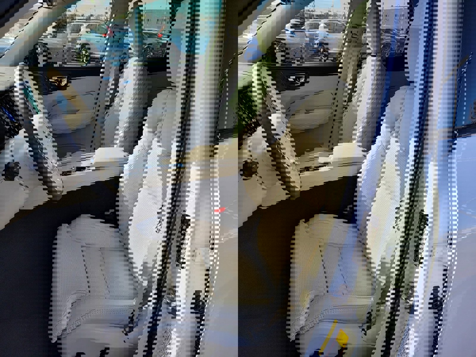 Certified 2024 Volvo XC60 T8 Ultimate w/ Protection Package Premier image 10