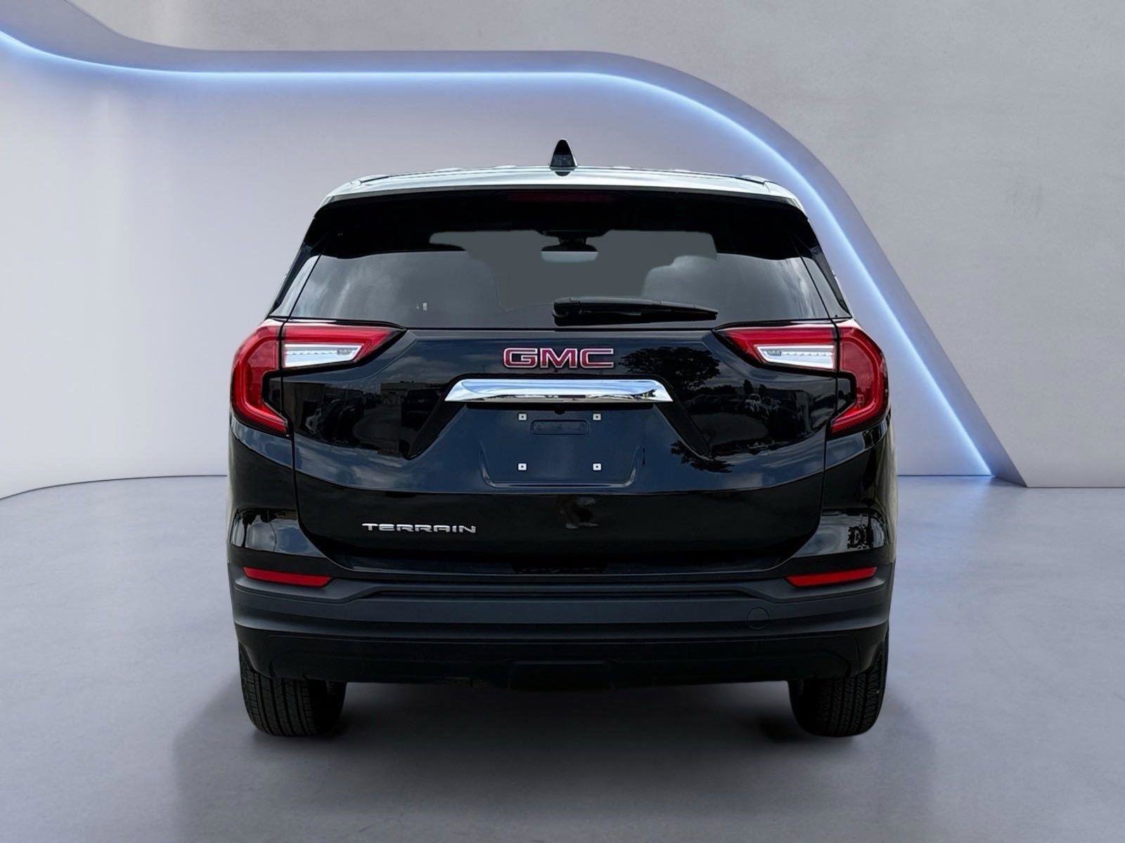 Used 2024 GMC Terrain SLE image 4