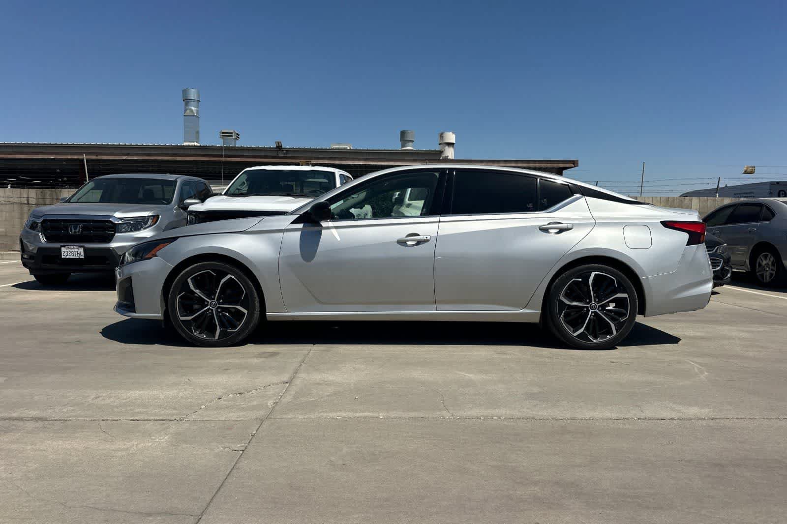 Used 2023 Nissan Altima 2.5 SR FWD image 6
