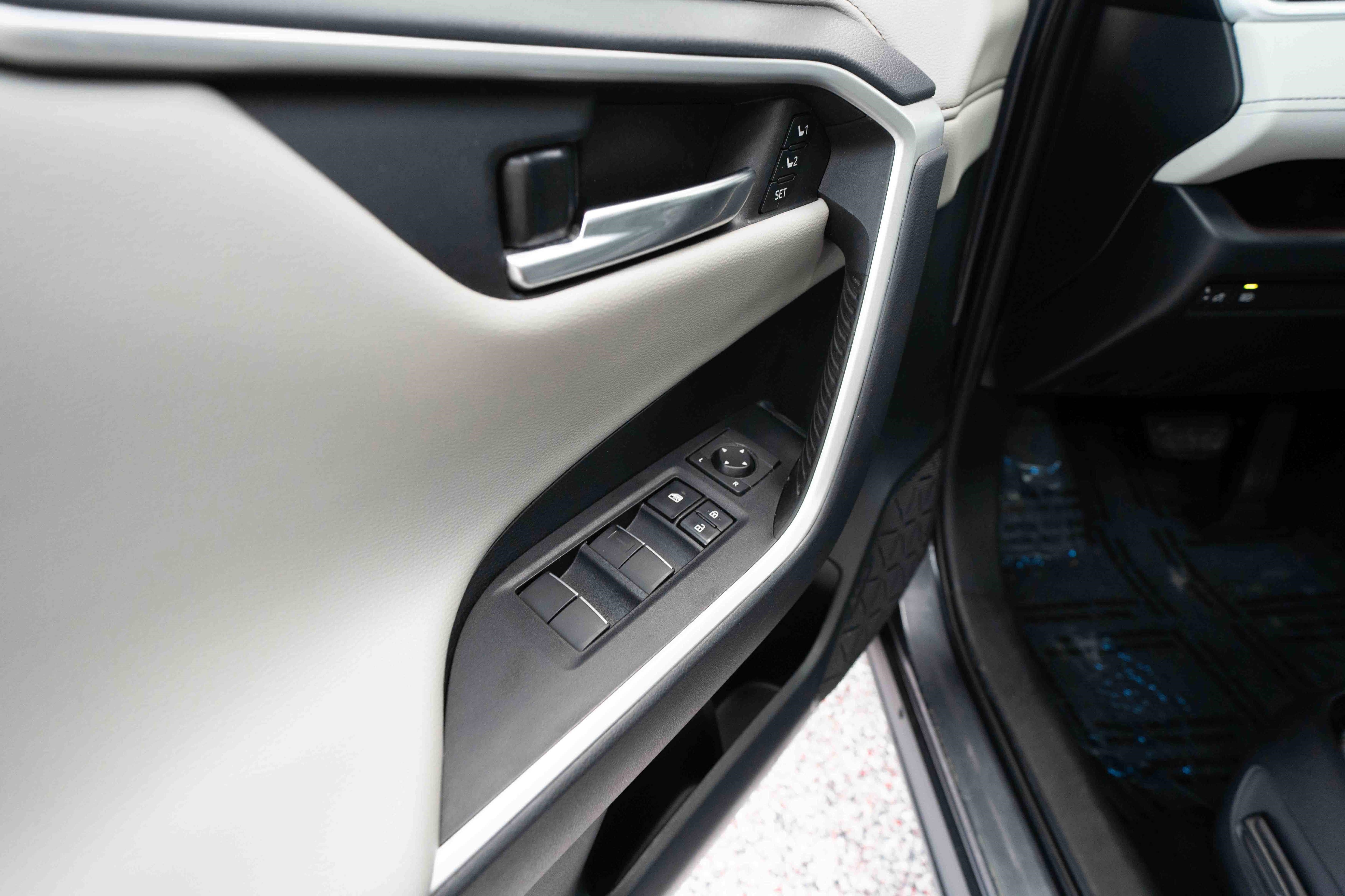 Used 2019 Toyota RAV4 Limited w/ All Weather Liner Package AWD/4WD image 7