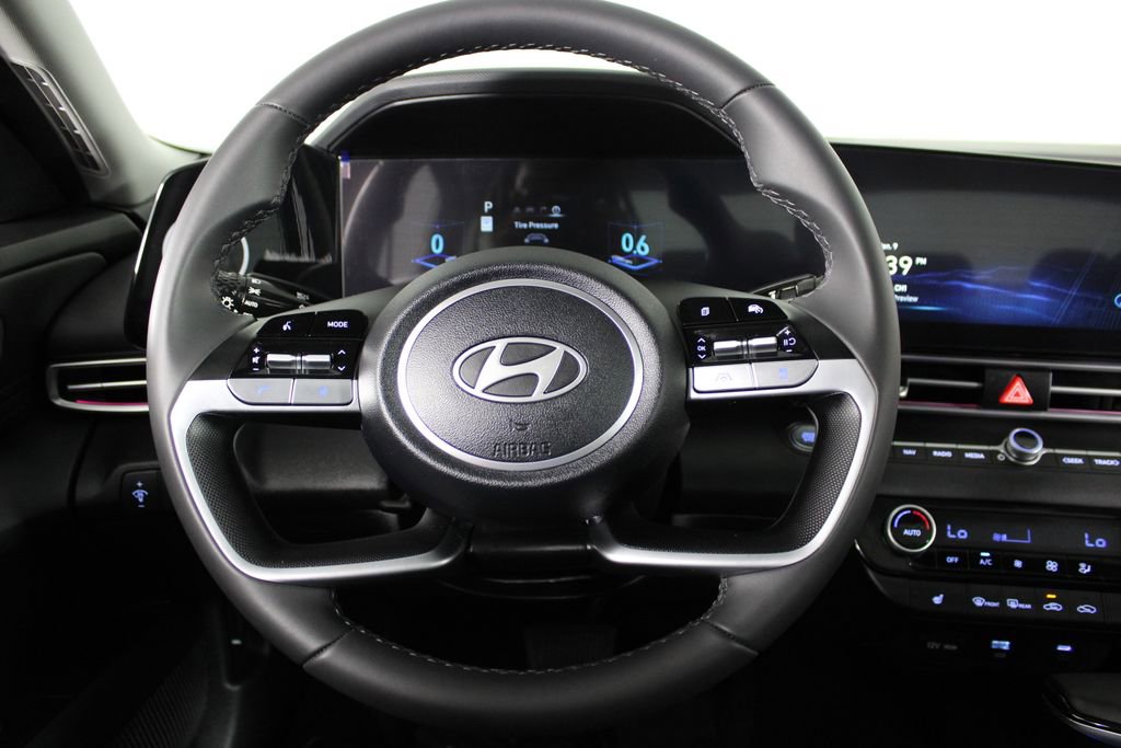 Used 2025 Hyundai Elantra SEL image 25