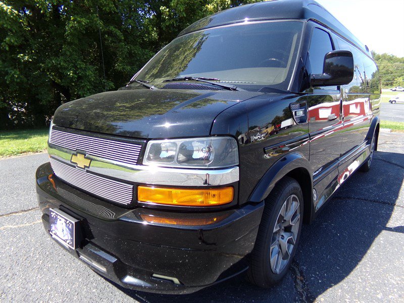 Used 2022 Chevrolet Express 2500 Extended RWD image 2