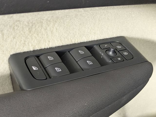 Used 2023 Volvo XC40 B4 Ultimate FWD image 12