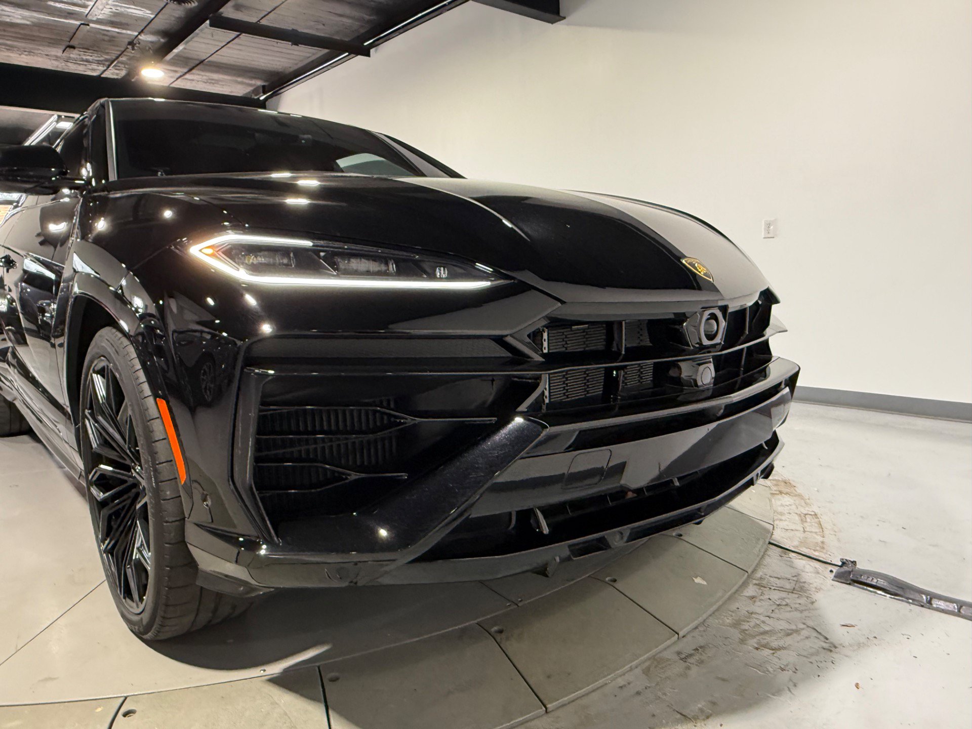 Used 2025 Lamborghini Urus SE AWD/4WD image 8