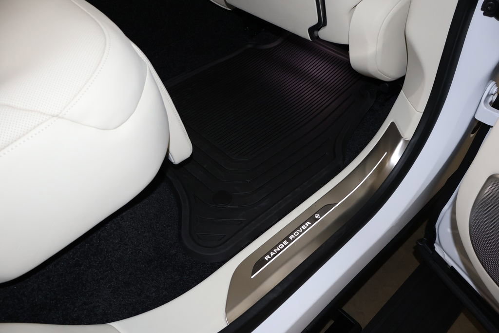 Used 2024 Land Rover Range Rover Long Wheelbase SE image 36