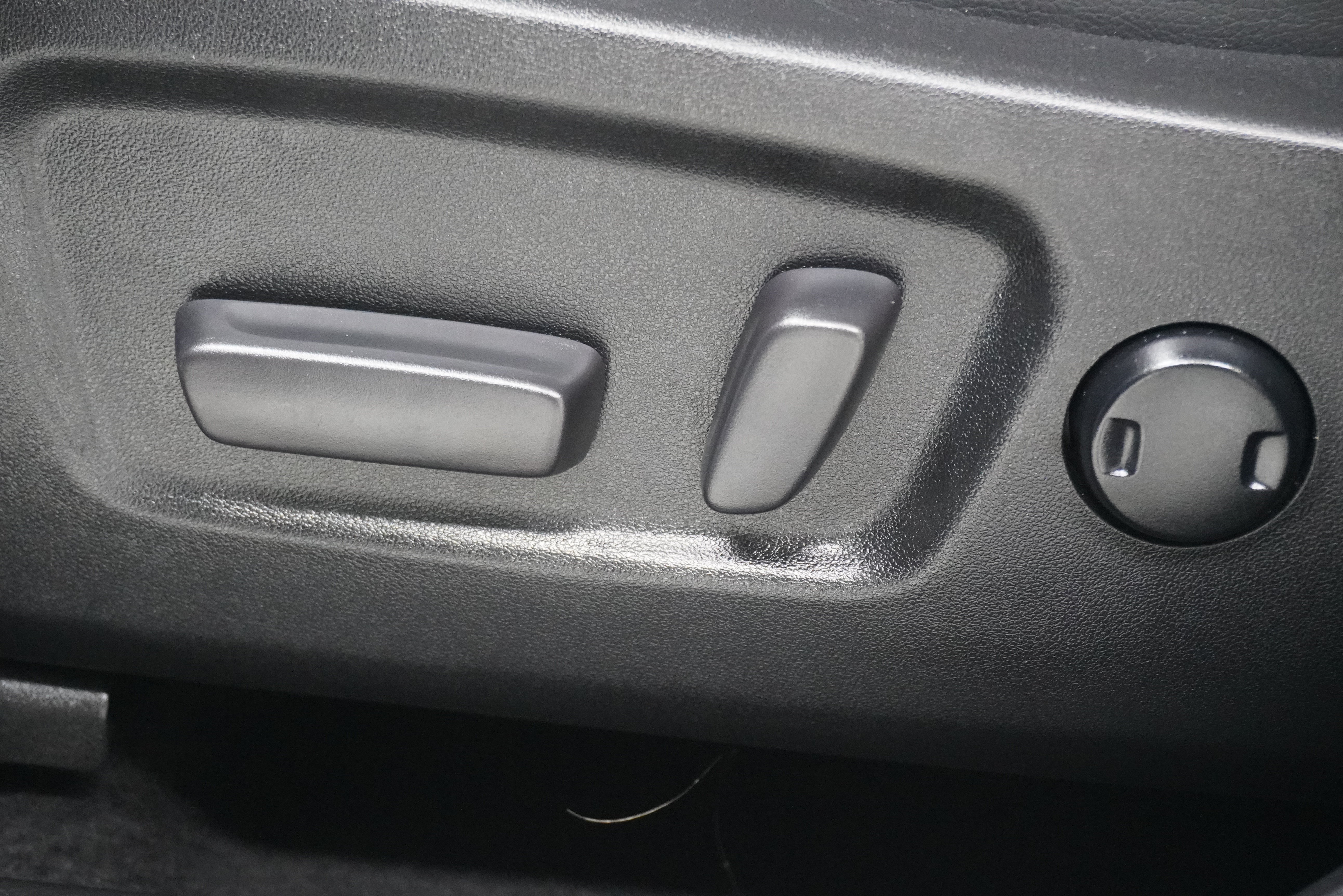 Used 2018 Toyota Highlander Plus FWD image 17