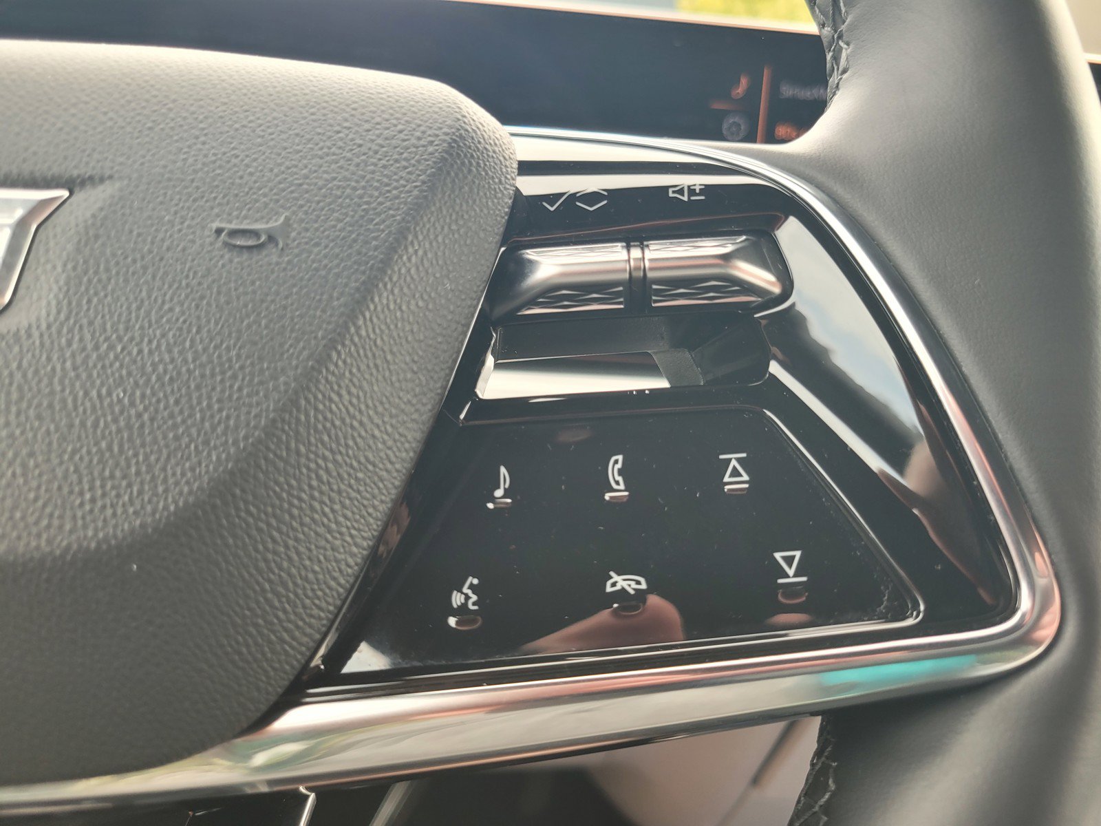 Certified 2025 Cadillac Lyriq Luxury AWD/4WD image 24