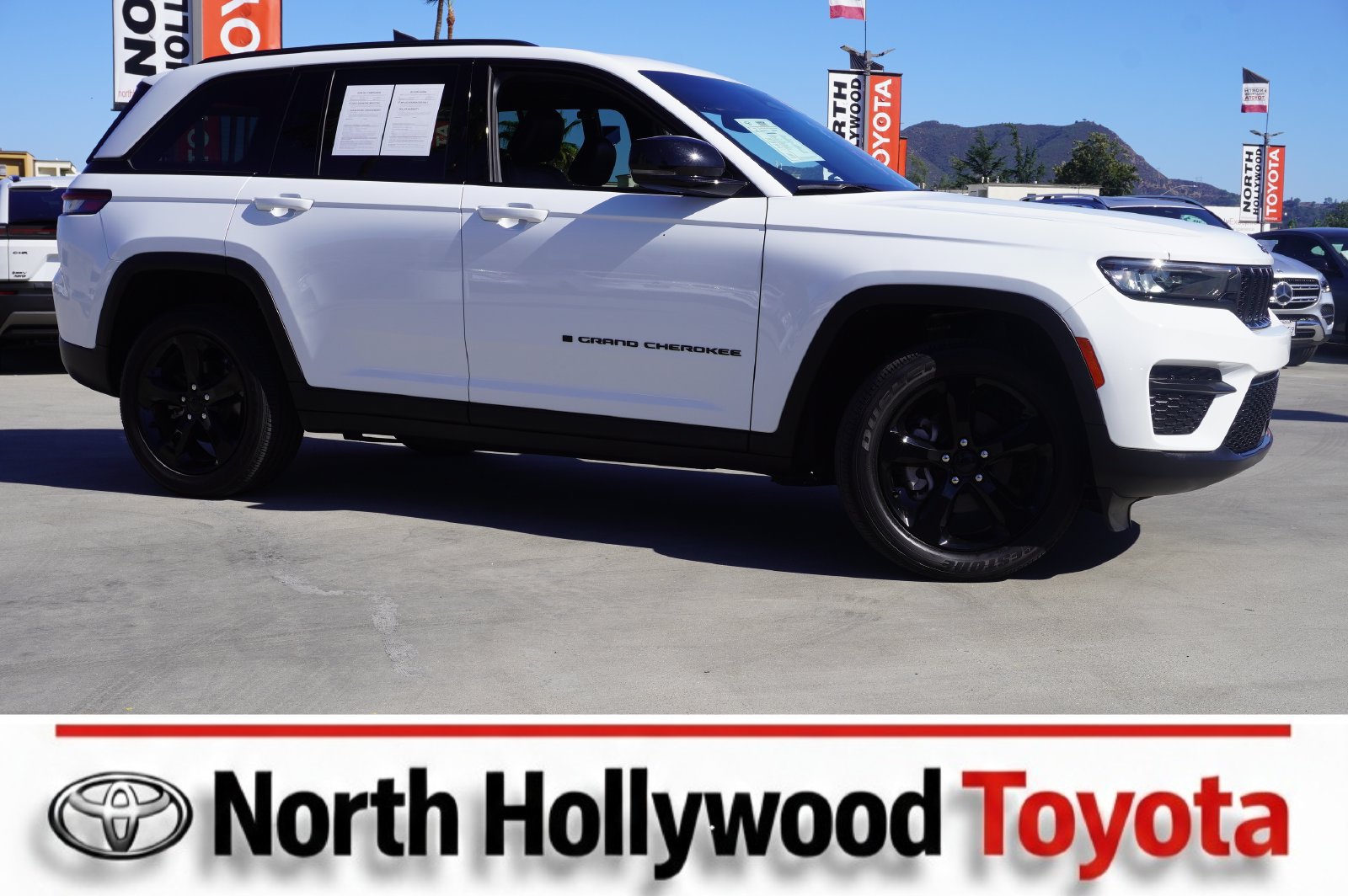 Used 2023 Jeep Grand Cherokee Altitude AWD/4WD image 1