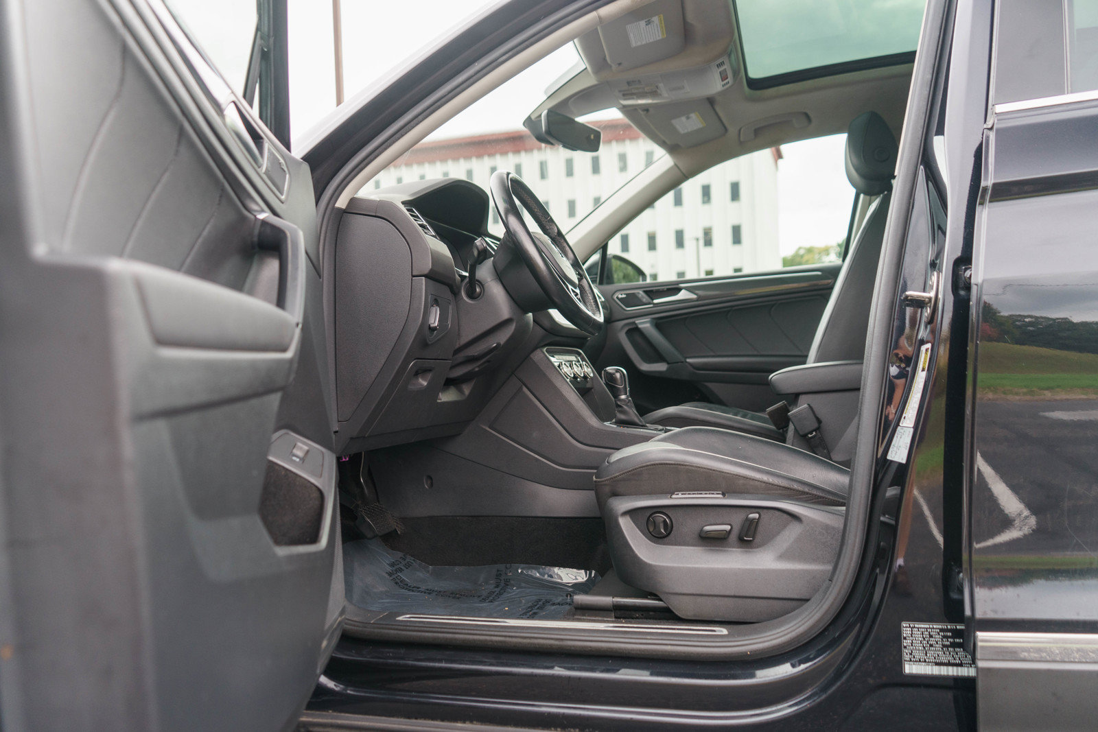 Used 2019 Volkswagen Tiguan SEL Premium w/ 3rd Row Seat Package AWD/4WD image 11