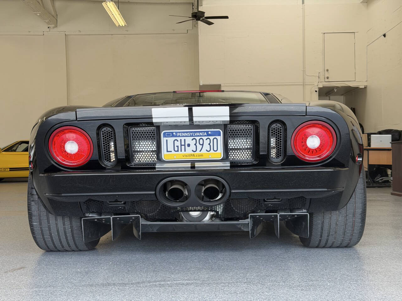 Used 2005 Ford GT RWD image 18