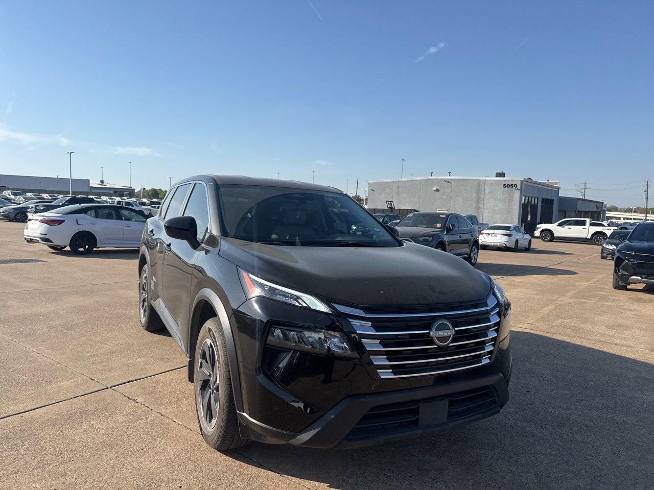 Used 2024 Nissan Rogue SV image 2