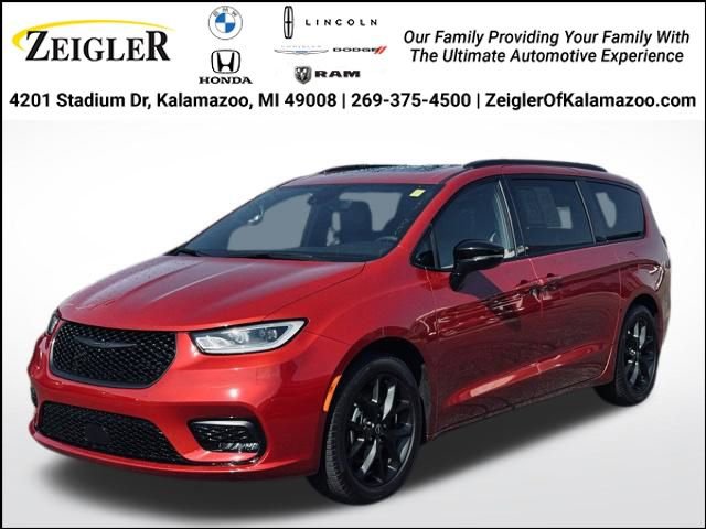 Used 2025 Chrysler Pacifica Limited FWD image 1