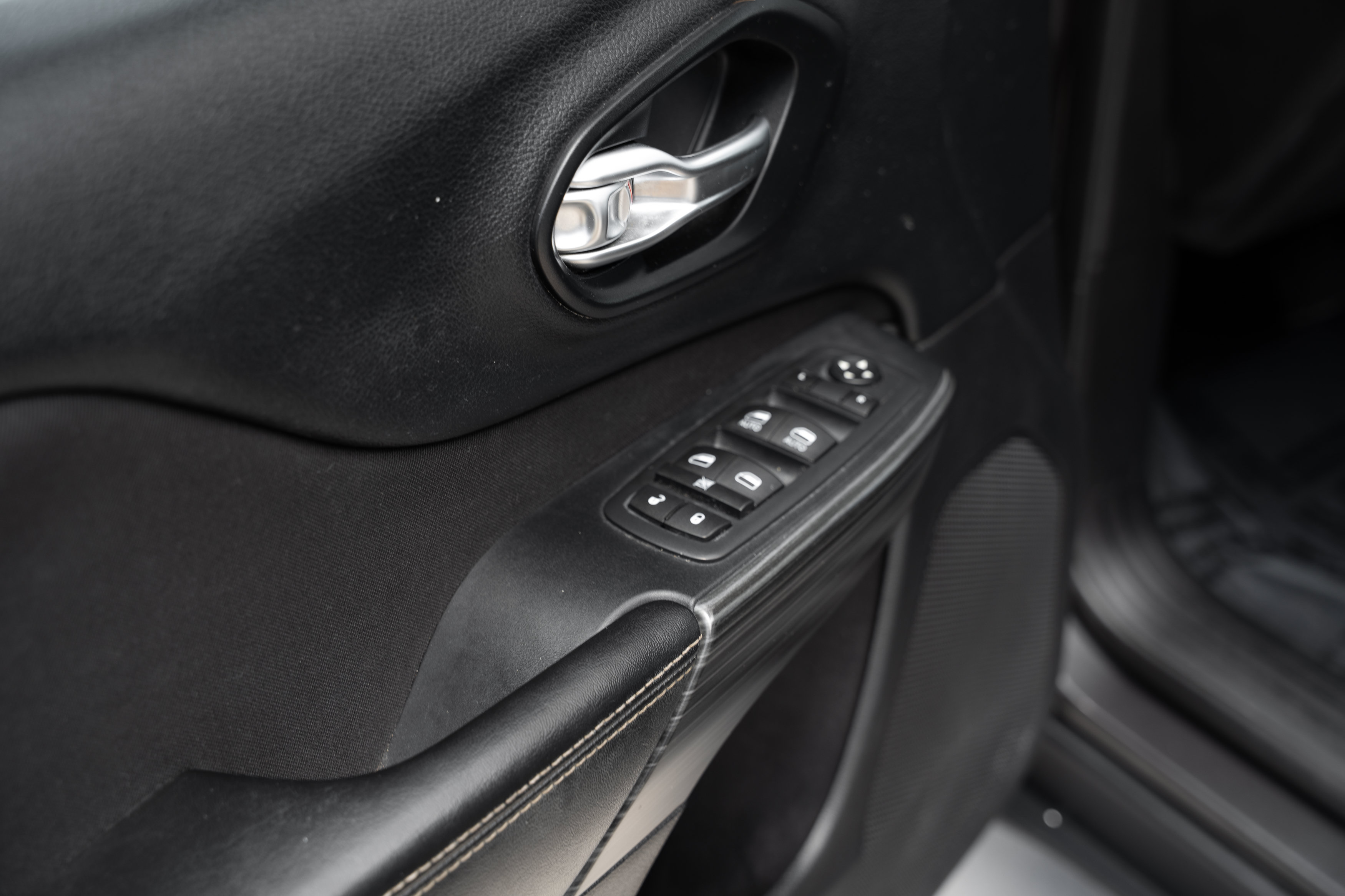 Used 2016 Jeep Cherokee Latitude w/ Cold Weather Group FWD image 19