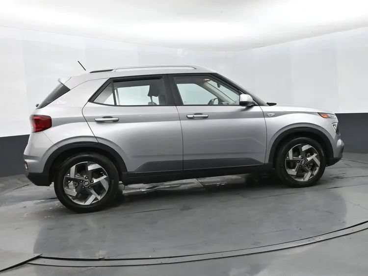 Used 2025 Hyundai Venue SEL FWD image 4