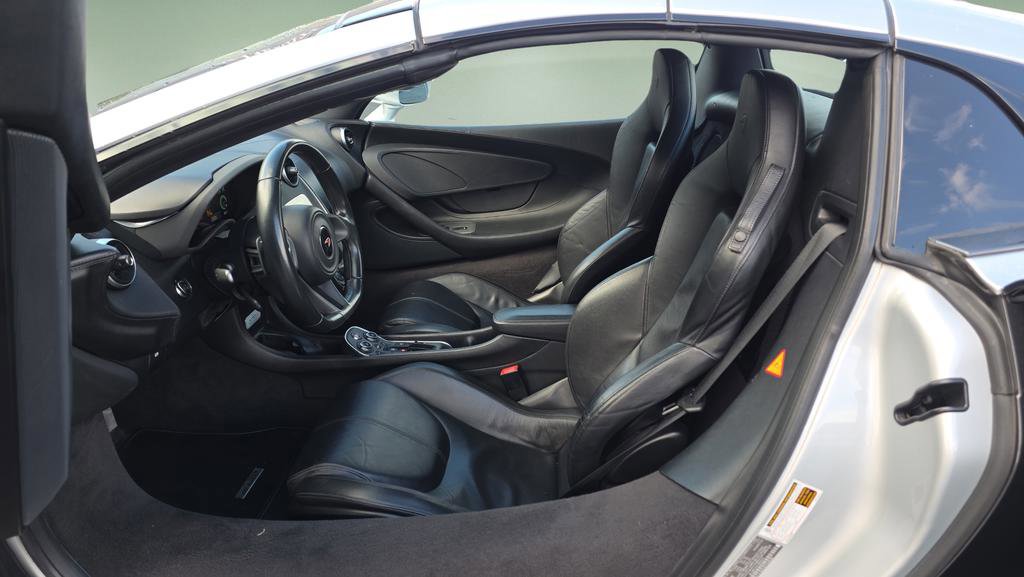 Used 2018 McLaren 570S Spider image 18