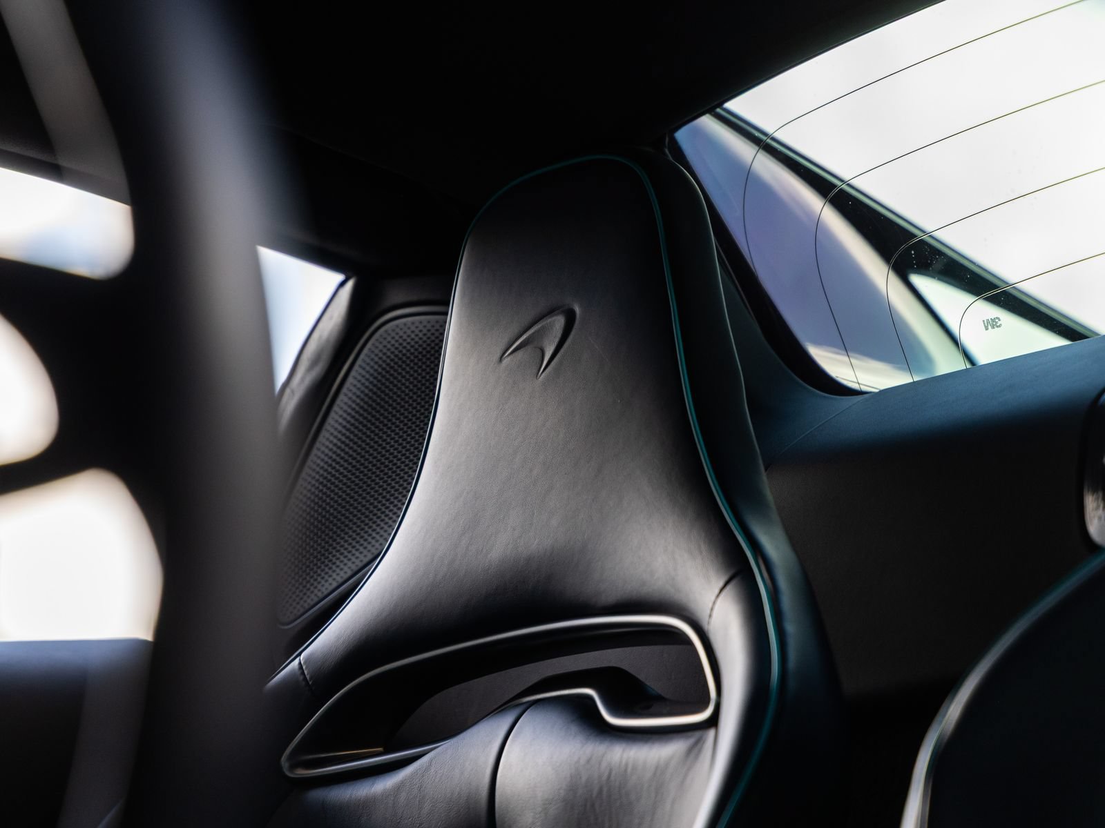 Used 2025 McLaren Artura Spider RWD image 31
