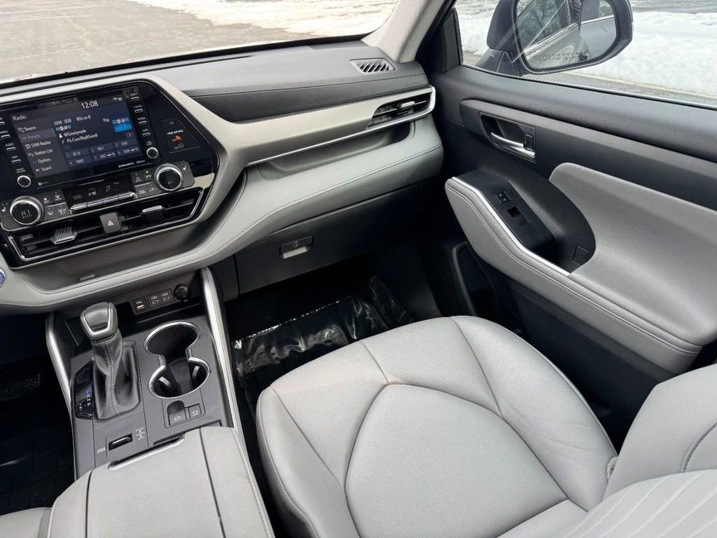 Used 2022 Toyota Highlander XLE image 16