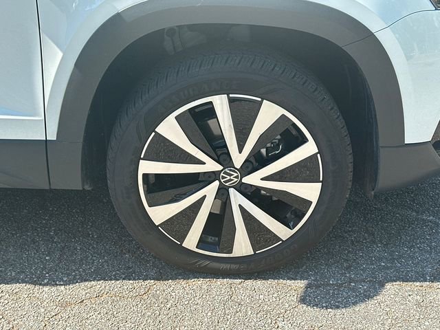 Used 2023 Volkswagen Taos SE w/ Panoramic Sunroof Package FWD image 12