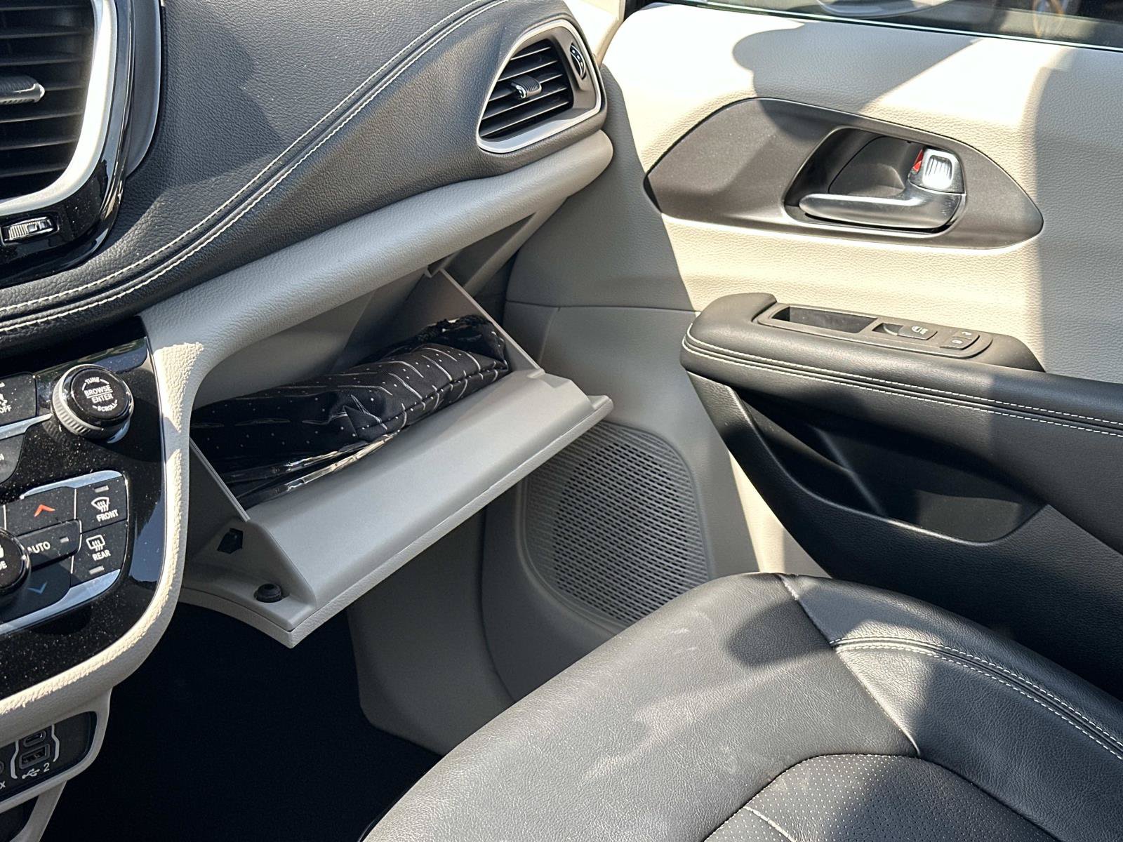 Used 2022 Chrysler Pacifica Touring-L FWD image 33