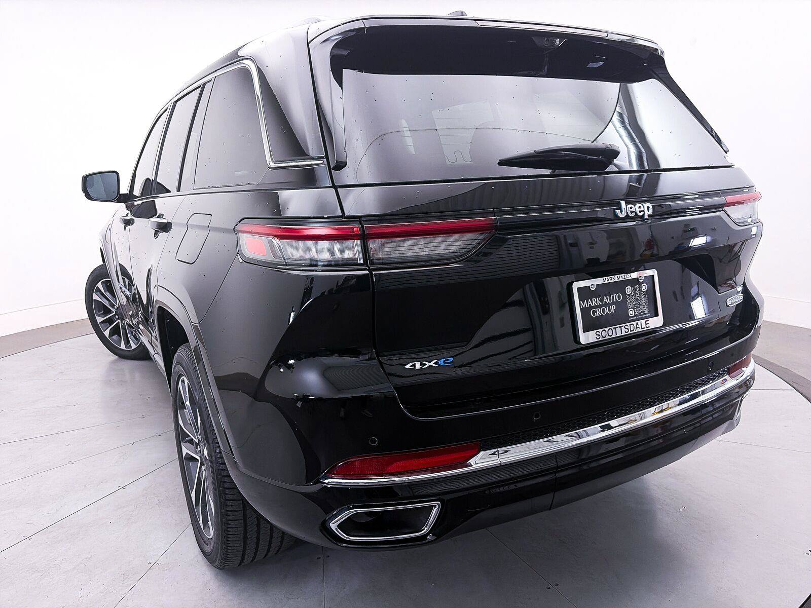 Used 2023 Jeep Grand Cherokee Overland w/ Luxury Tech Group IV AWD/4WD image 4