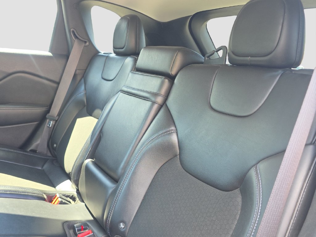 Used 2019 Jeep Cherokee Latitude Plus AWD/4WD image 12