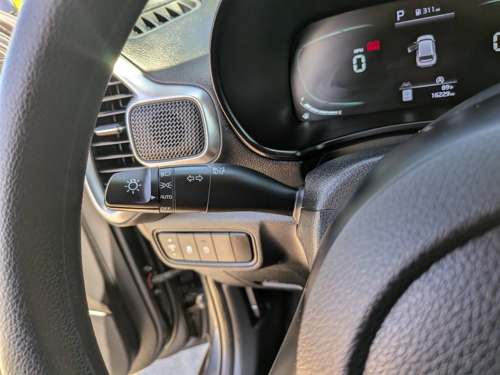 Certified 2023 Kia Soul LX w/ LX Technology Package FWD image 30