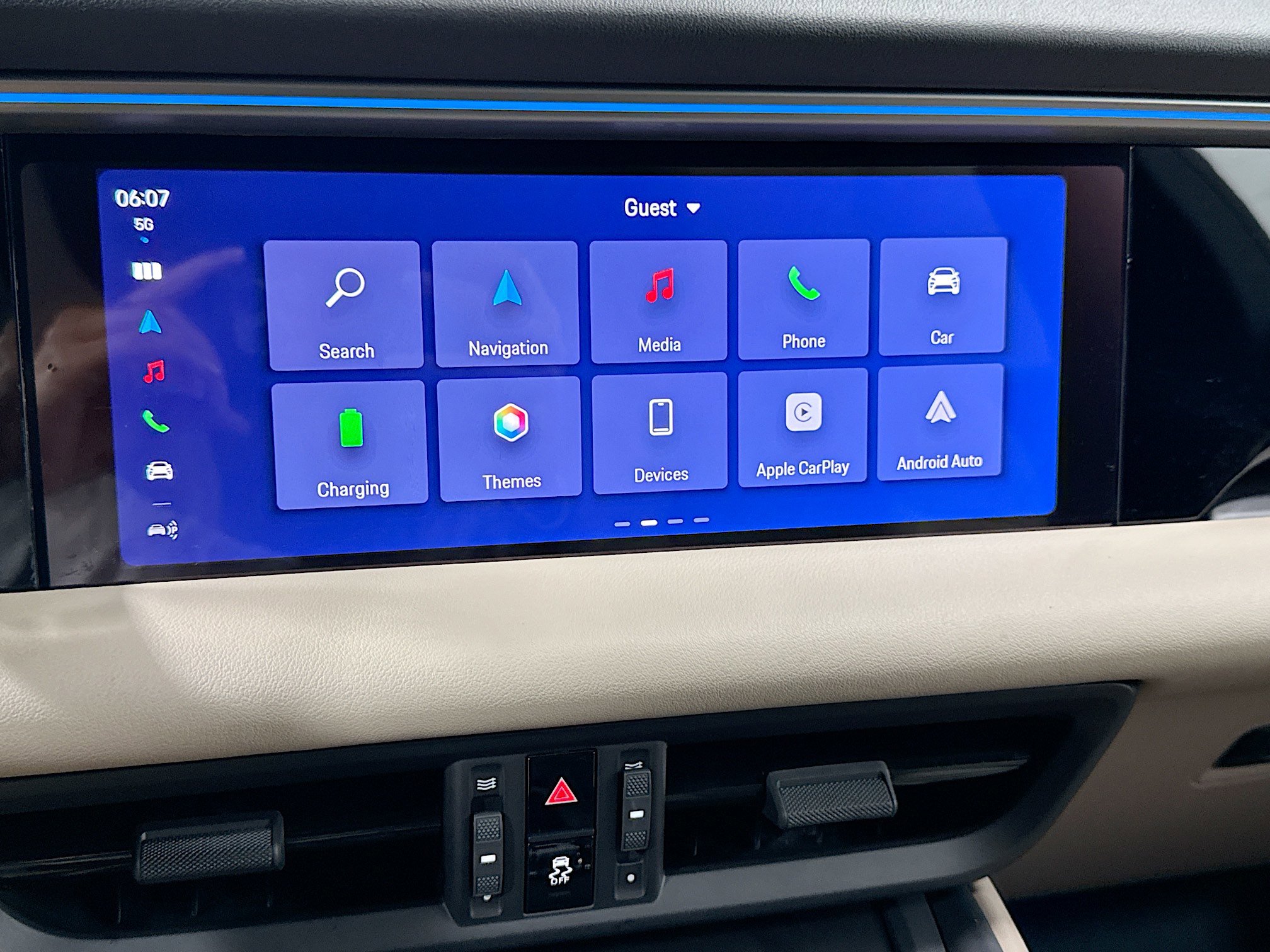 Certified 2025 Porsche Macan 4 Electric image 29