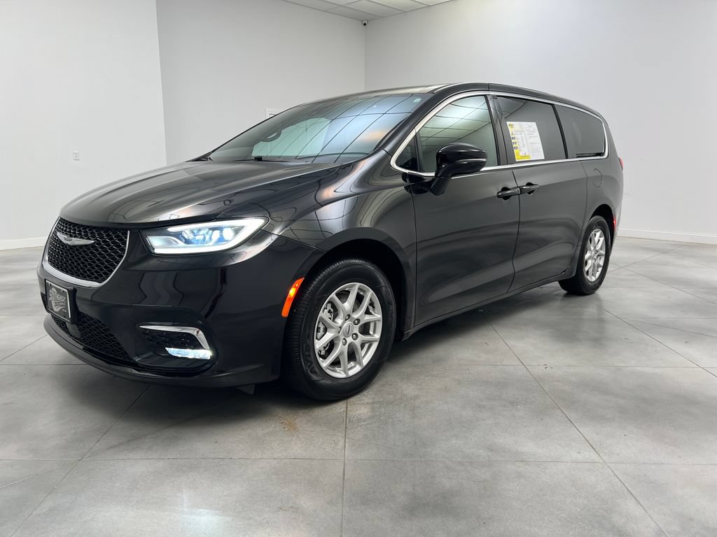 Used 2025 Chrysler Pacifica Select FWD image 4
