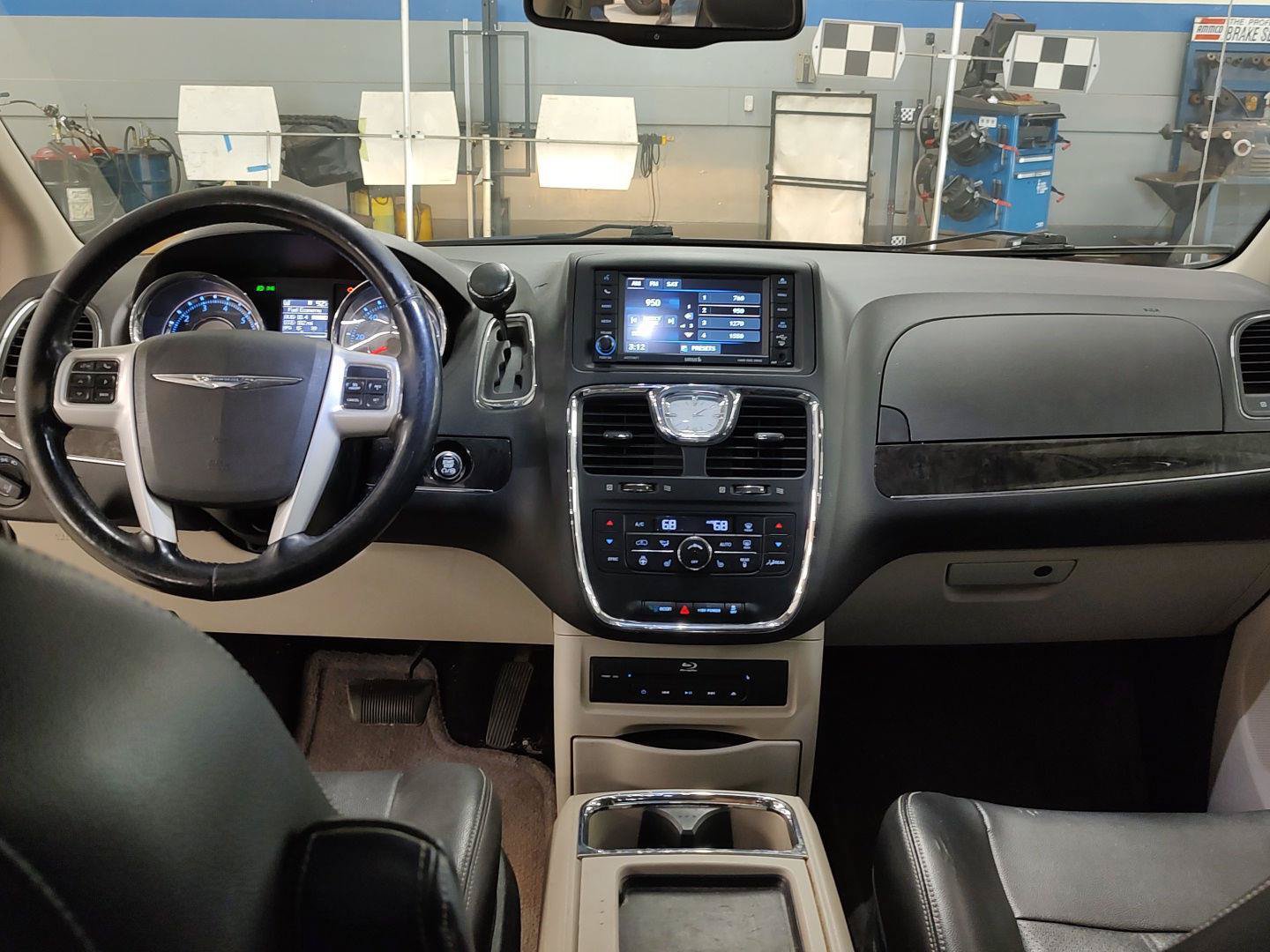 Used 2014 Chrysler Town & Country Touring-L w/ Trailer Tow Group FWD image 19
