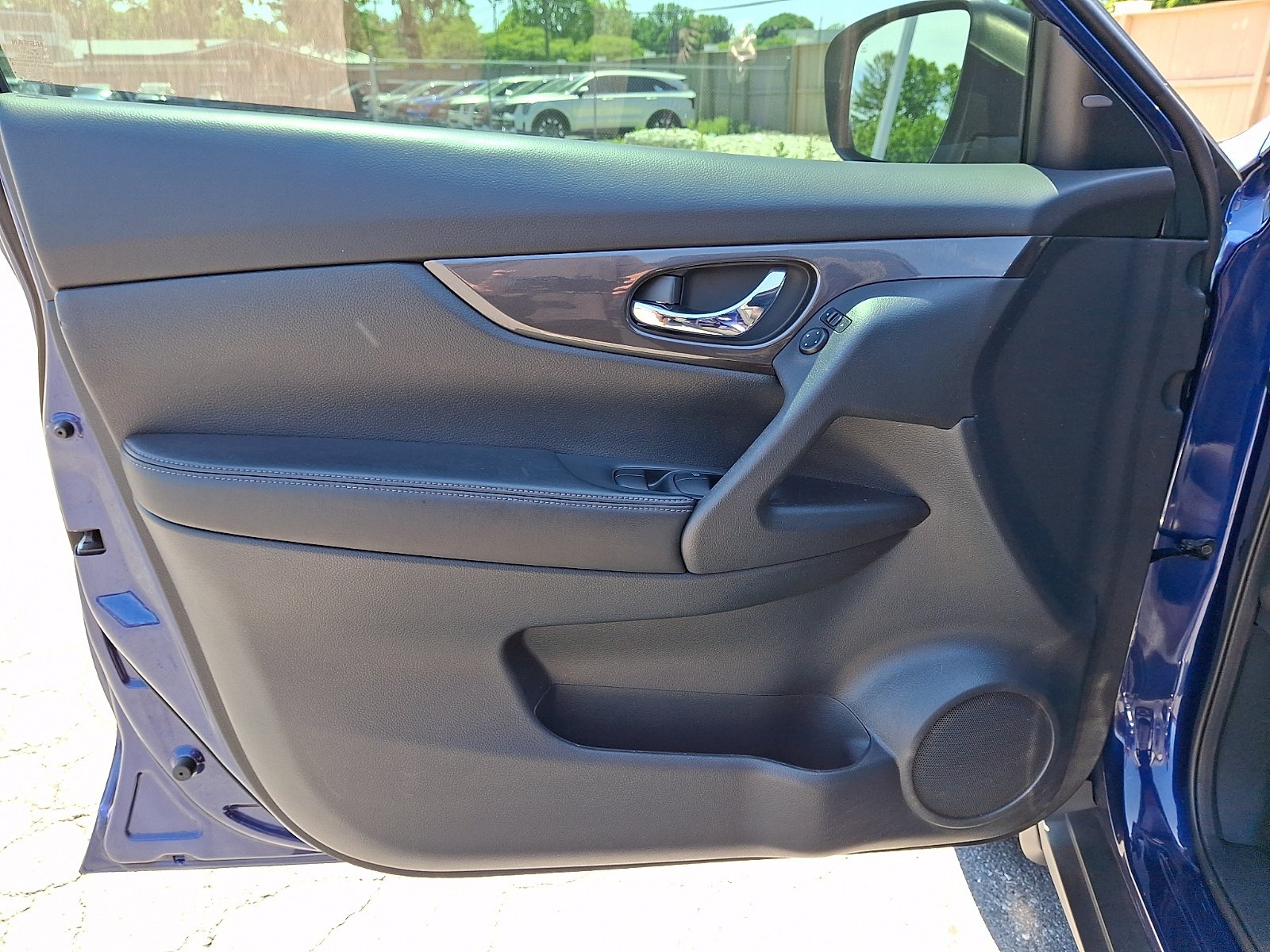 Used 2020 Nissan Rogue SV AWD/4WD image 13