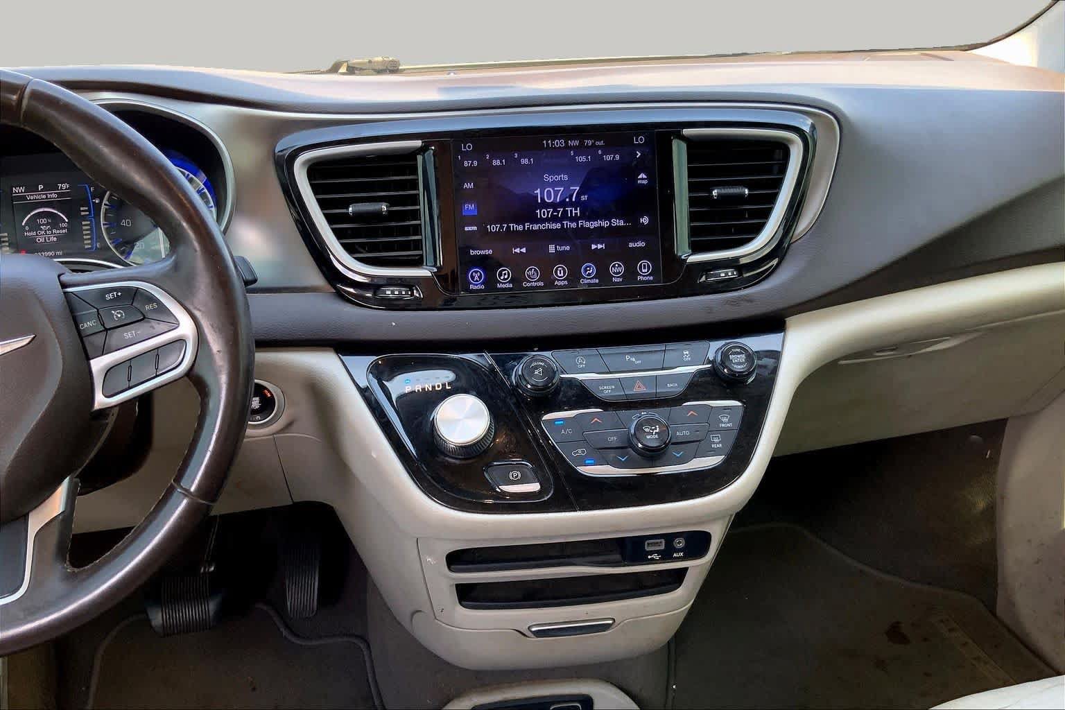 Used 2017 Chrysler Pacifica Touring-L FWD image 6