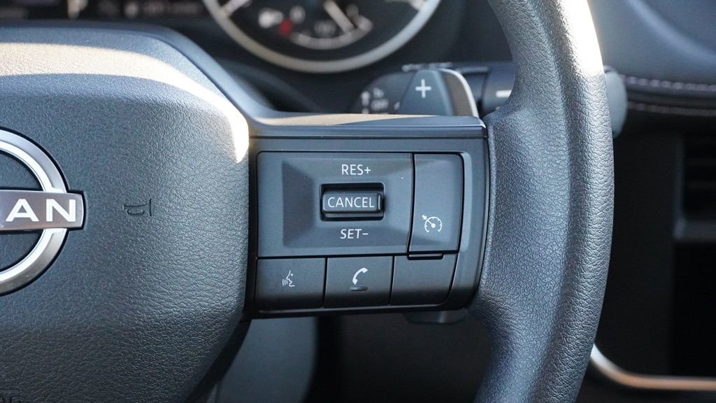 Used 2025 Nissan Rogue S image 28