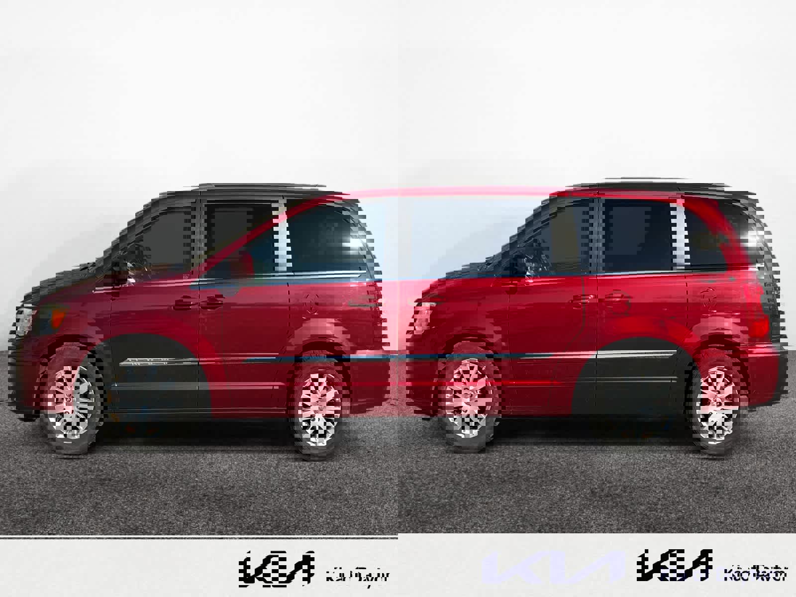 Used 2013 Chrysler Town & Country Touring image 2