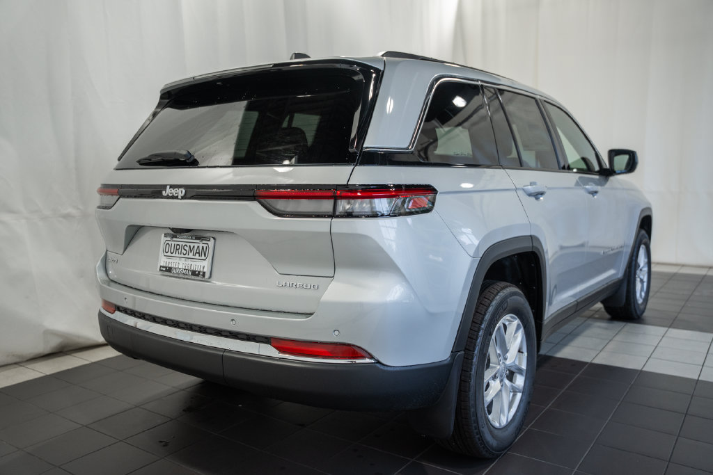 New 2026 Jeep Grand Cherokee Laredo w/ Trailer Tow Package AWD/4WD image 4