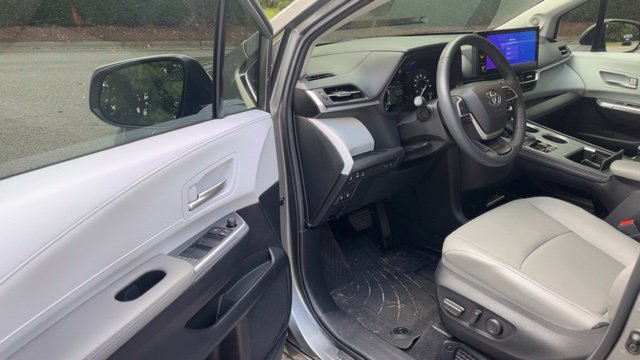 Used 2026 Toyota Sienna XLE FWD image 4