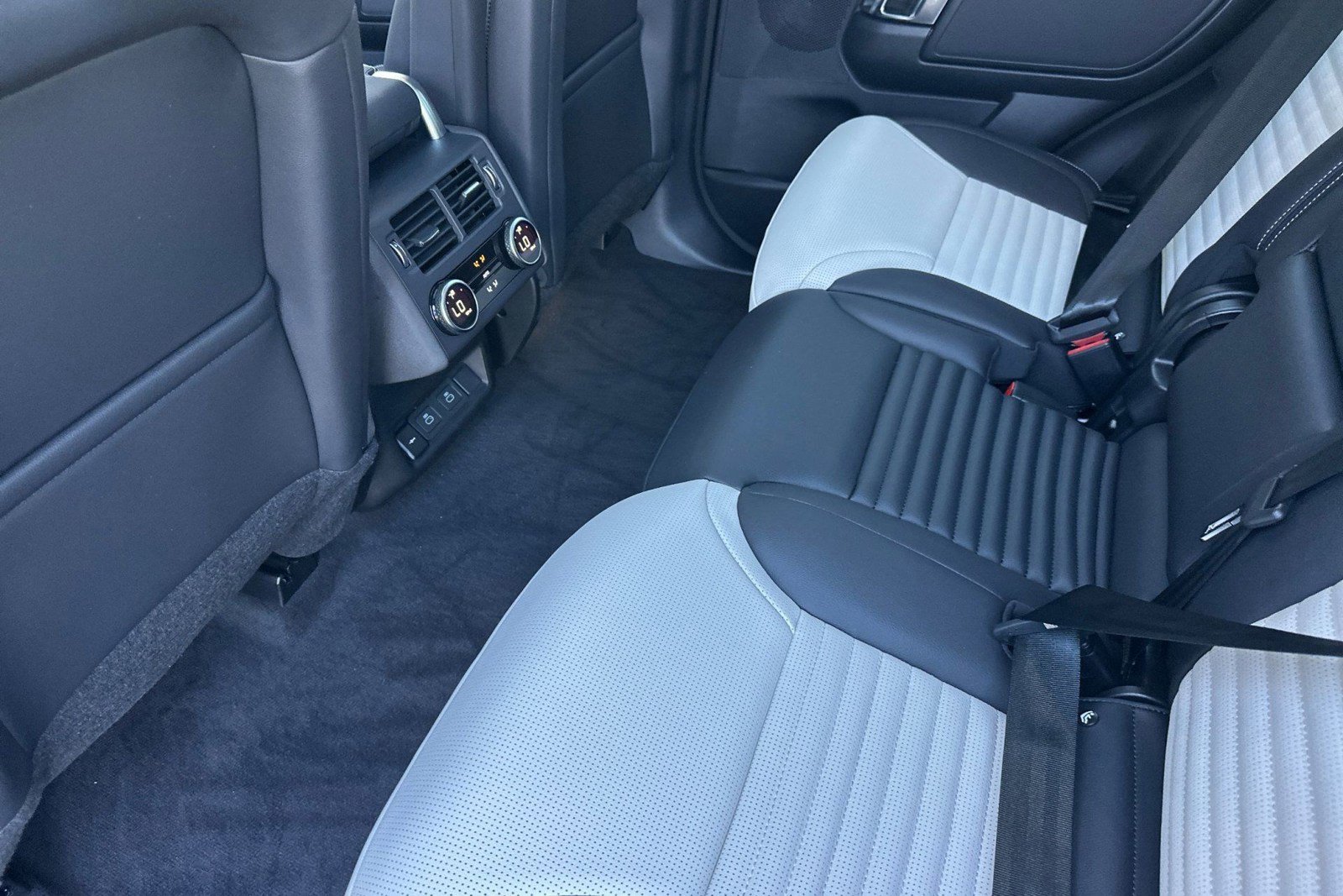 New 2026 Land Rover Discovery Limited Edition AWD/4WD image 22