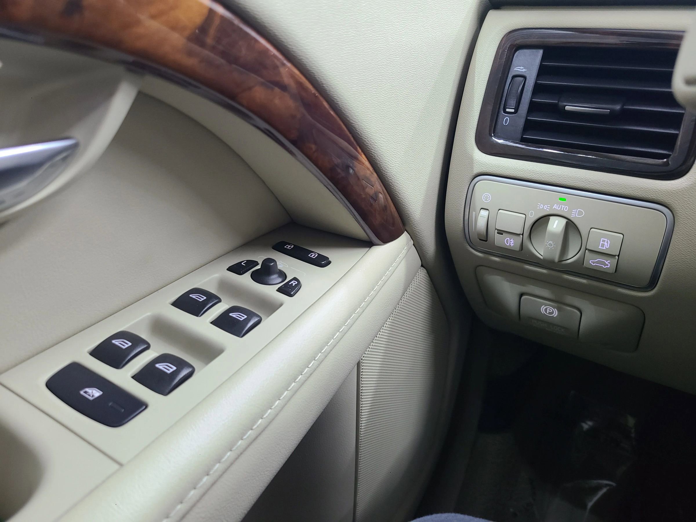 Used 2015 Volvo XC70 T5 Platinum image 30