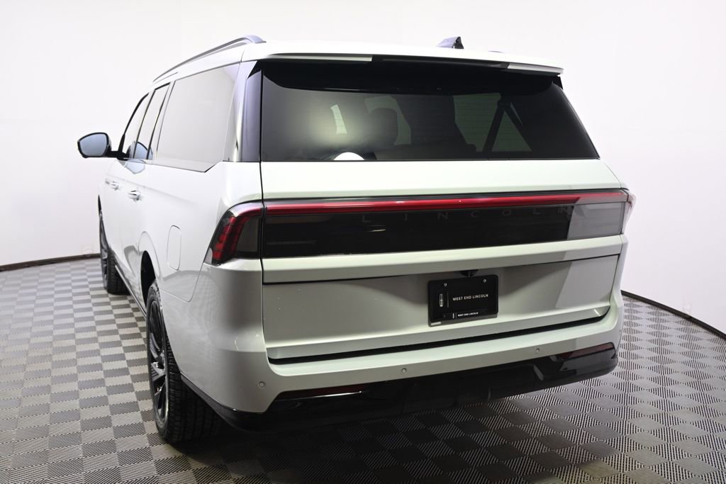 New 2025 Lincoln Navigator L Reserve w/ Jet Appearance Package image 4