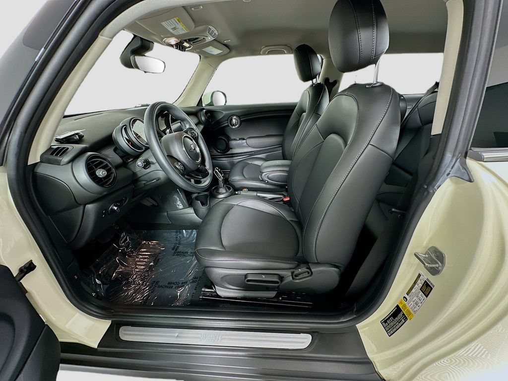 Used 2021 MINI Cooper 2-Door Hardtop FWD image 5