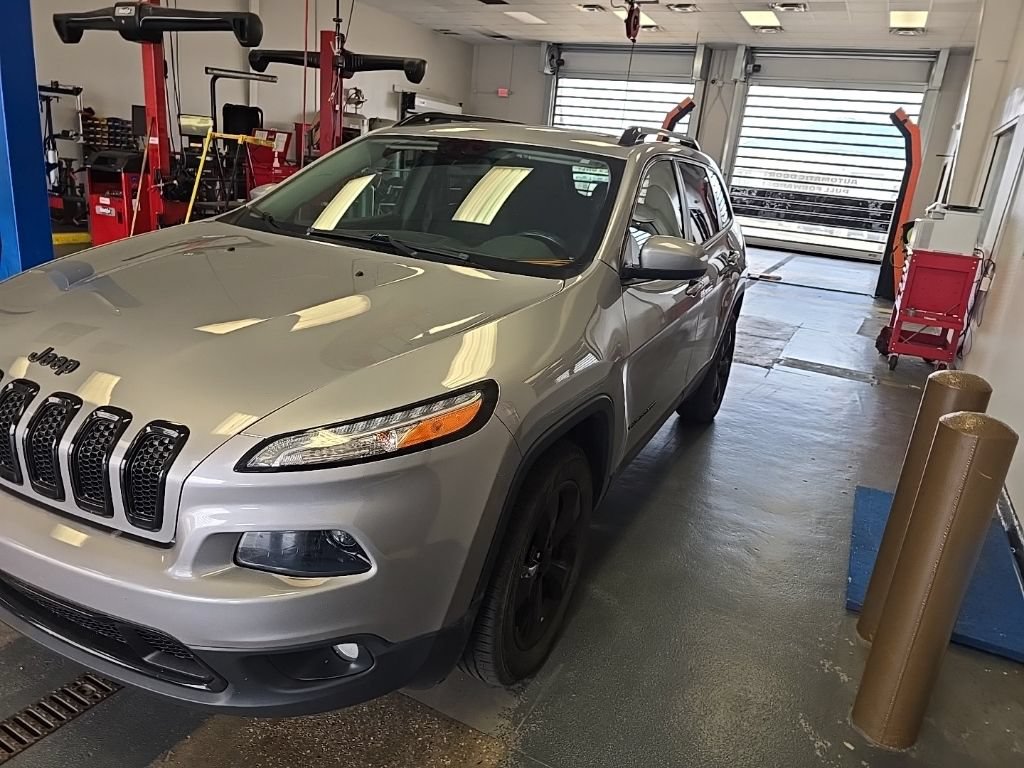 Used 2016 Jeep Cherokee Latitude w/ Cold Weather Group AWD/4WD image 2