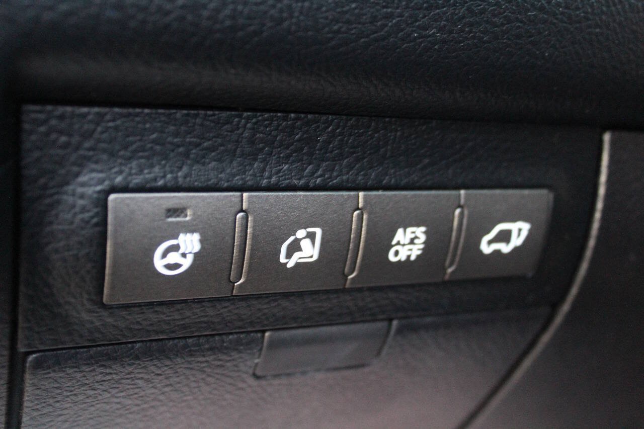 Used 2011 Lexus LX 570 4WD w/ Luxury Pkg image 19