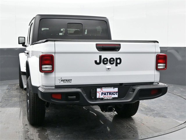 Used 2024 Jeep Gladiator Sport image 3