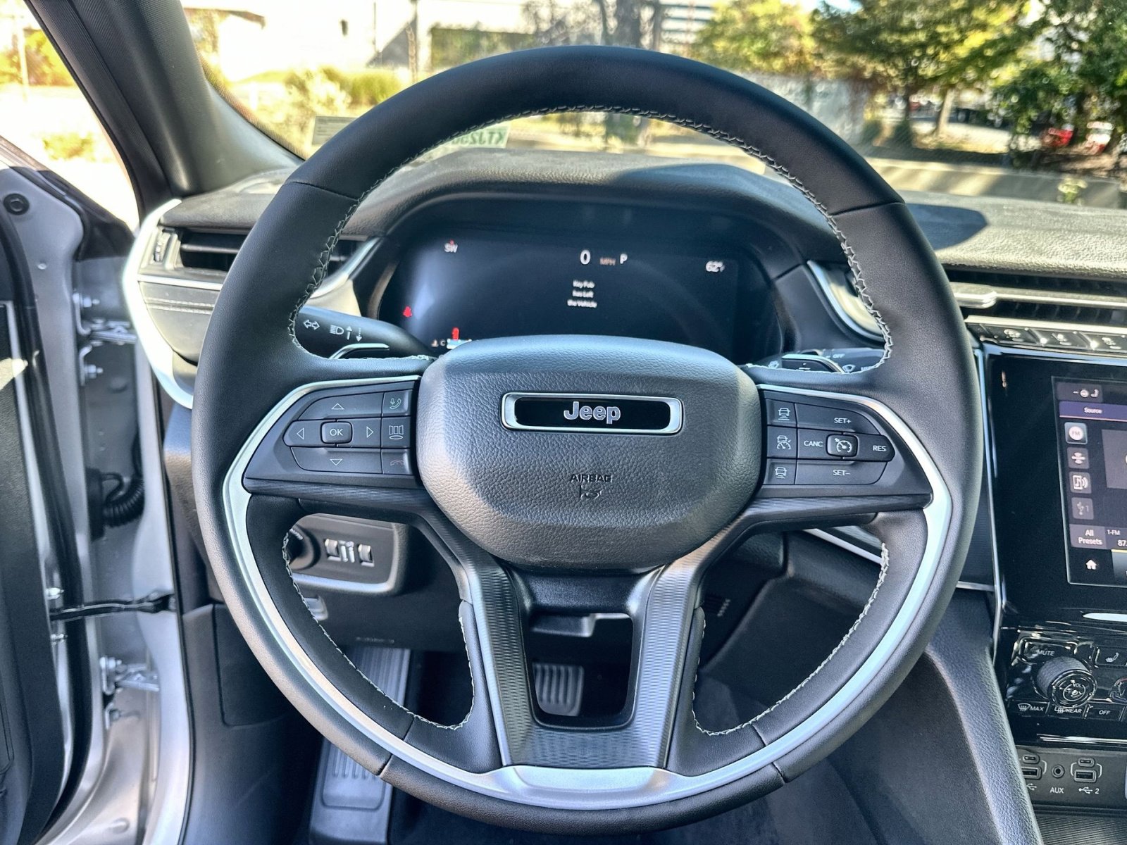 New 2025 Jeep Grand Cherokee Laredo w/ Luxury Tech Group I image 16