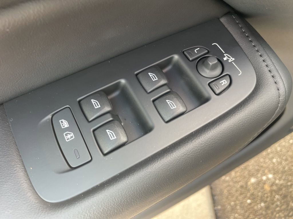 Certified 2023 Volvo XC60 B5 Plus w/ Climate Package image 20
