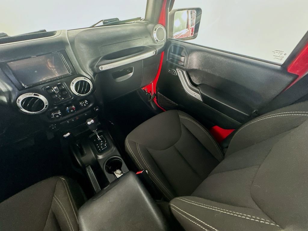 Used 2016 Jeep Wrangler Unlimited Sahara w/ Connectivity Group image 11