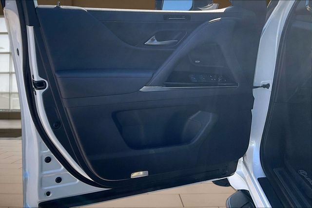Used 2023 Lexus LX 600 4WD w/ Accessory Package (Z1) image 22