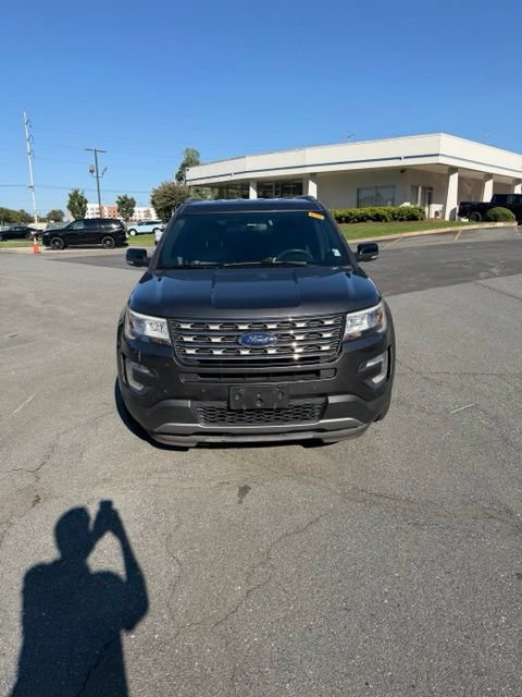 Used 2017 Ford Explorer XLT w/ Equipment Group 202A AWD/4WD image 7
